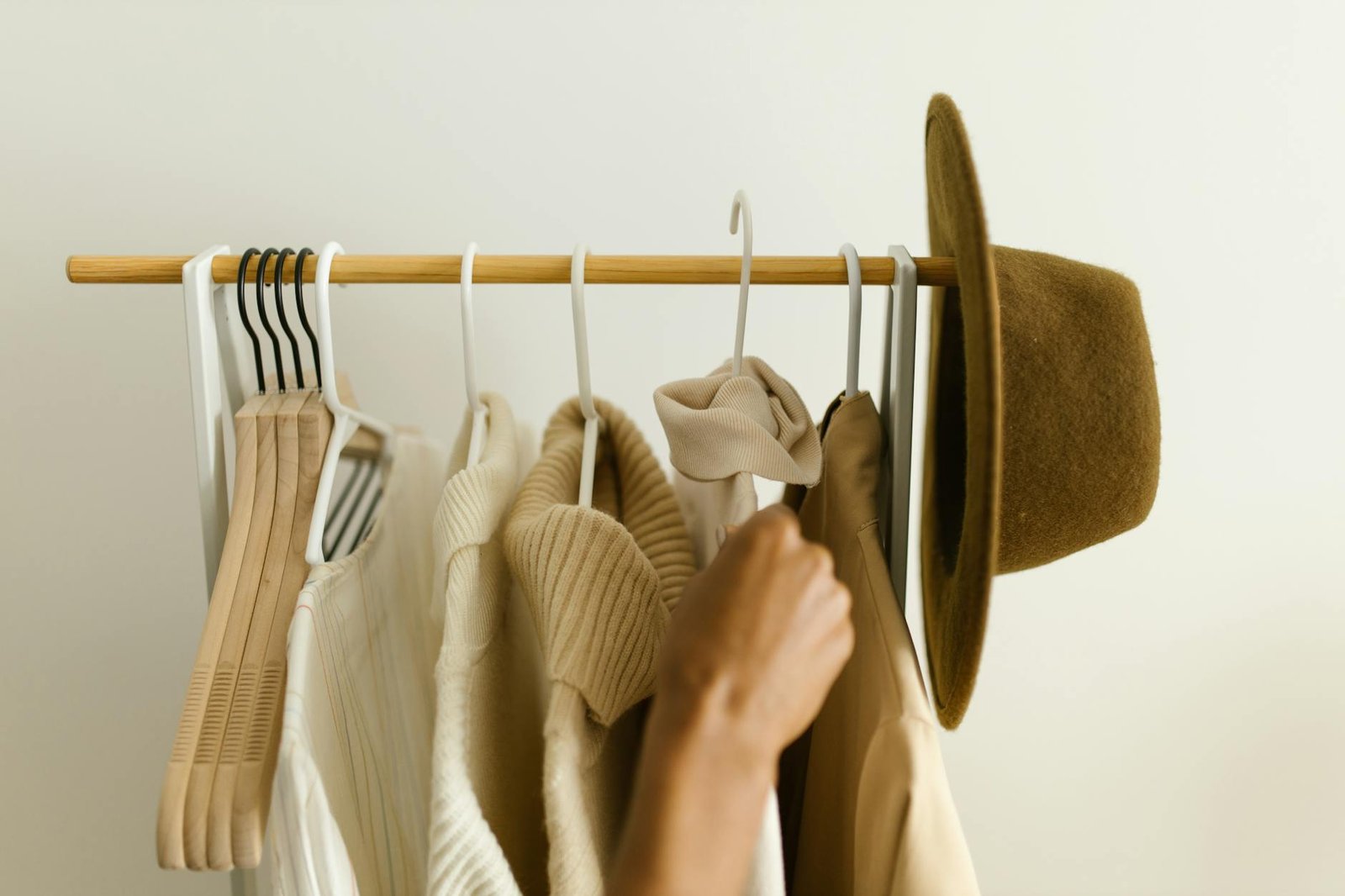 Para o minimalismo fashion, ter menos roupas oferece vantagens significativas como economia de tempo e dinheiro, redução do e