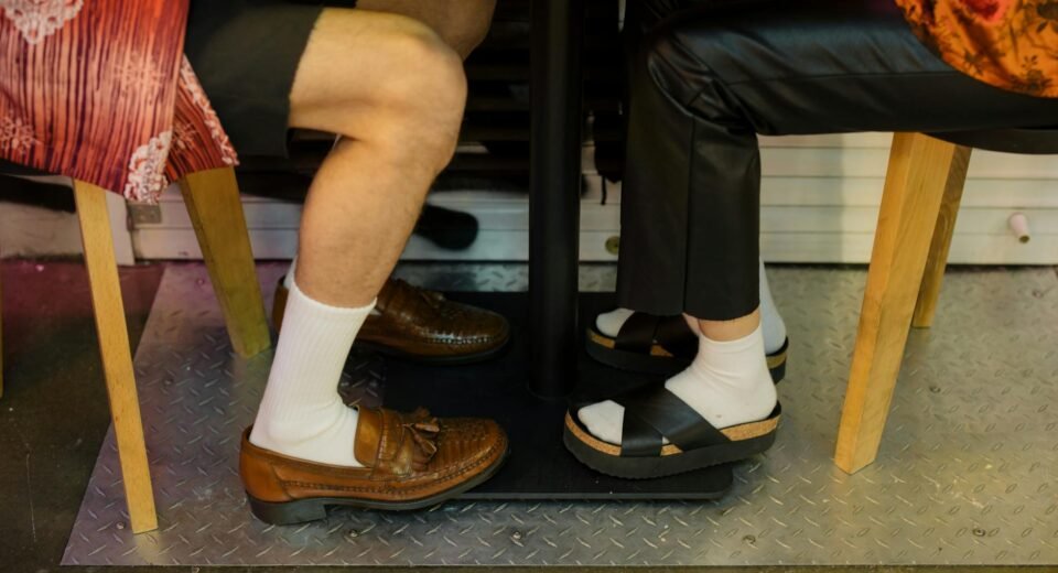 Para dominar o mix de estampas sem erros, inicie com padrões de cores semelhantes ou neutras, combine uma estampa grande com