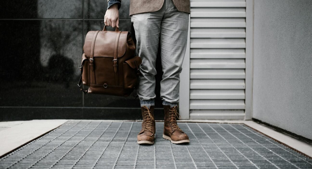 Para encontrar opções estilosas de mochila de couro para substituir a bolsa, considere modelos que unam design sofisticado, a