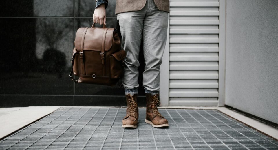 Para encontrar opções estilosas de mochila de couro para substituir a bolsa, considere modelos que unam design sofisticado, a