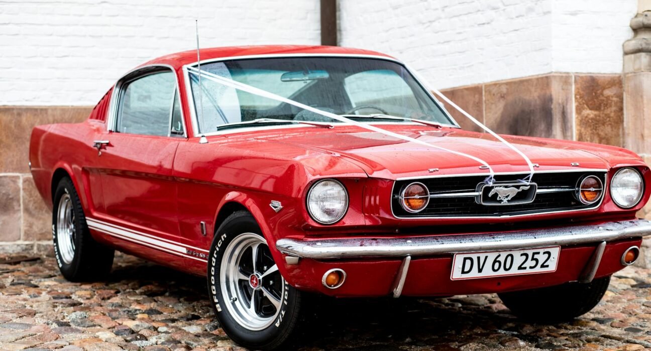 Para a Moda Anos 60: A minissaia e a revolução jovem se uniram em um símbolo poderoso. Criada por Mary Quant, a minissaia rep