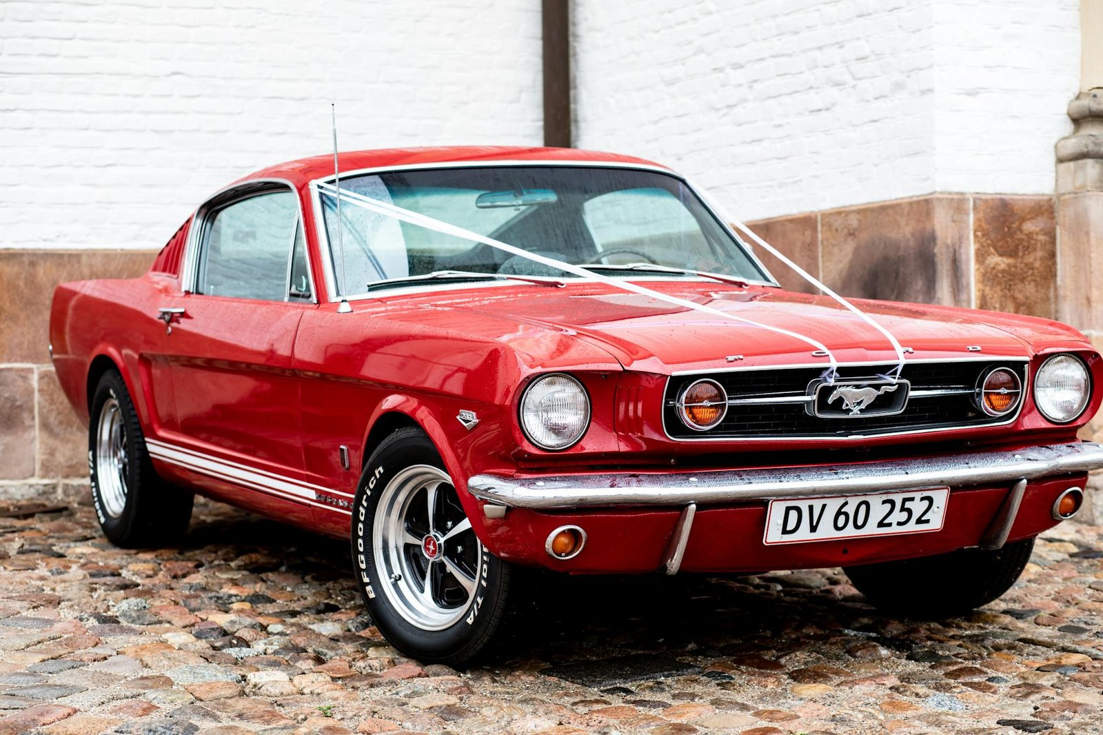 Para a Moda Anos 60: A minissaia e a revolução jovem se uniram em um símbolo poderoso. Criada por Mary Quant, a minissaia rep