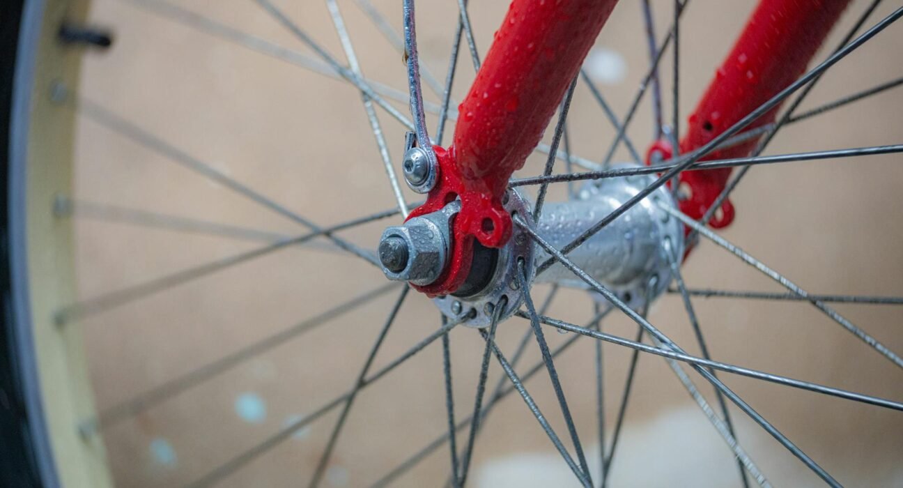 Para entender a Moda Circular e o ciclo de vida do produto, é fundamental compreender um sistema que vai além da produção e d