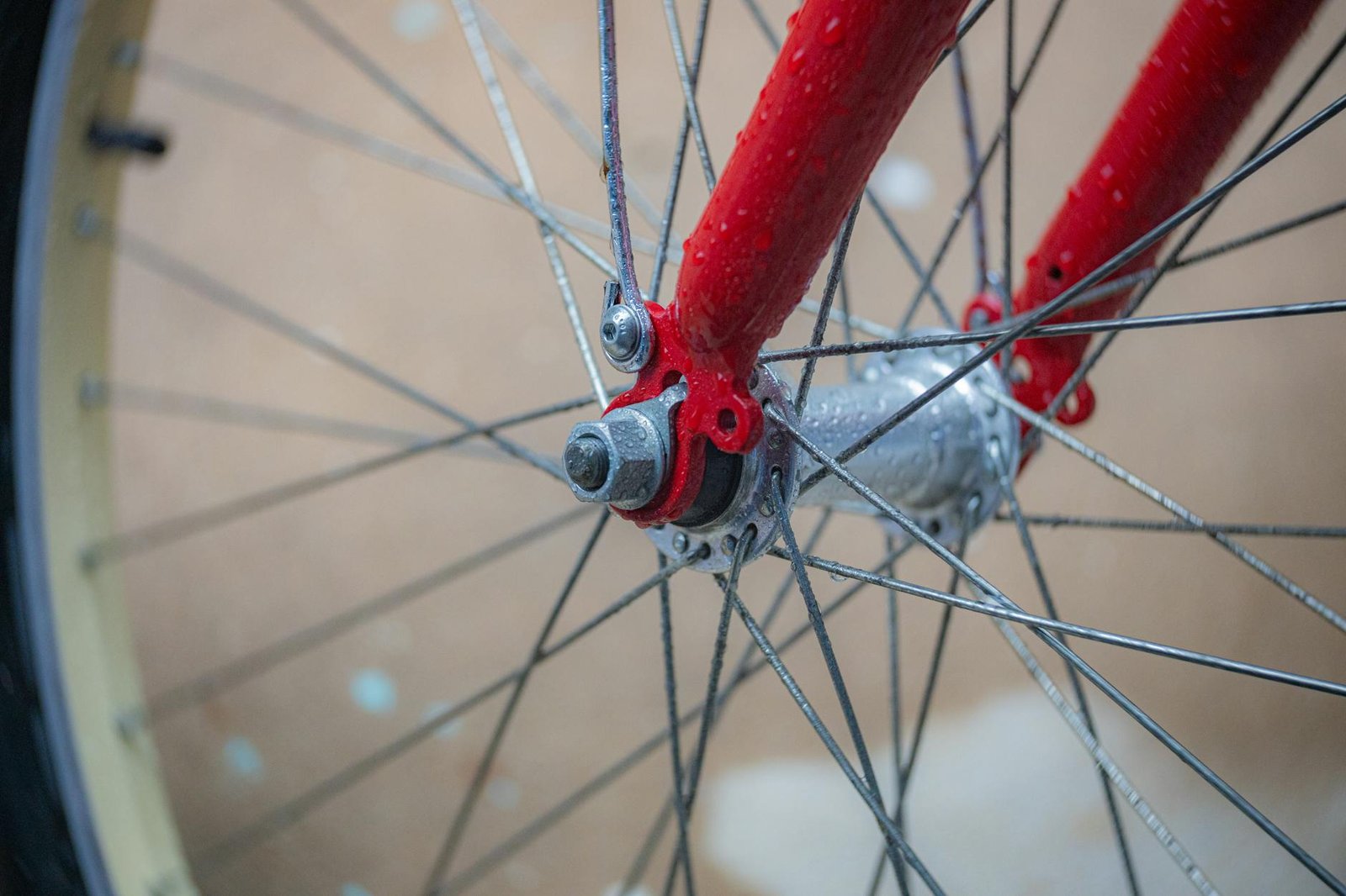 Para entender a Moda Circular e o ciclo de vida do produto, é fundamental compreender um sistema que vai além da produção e d