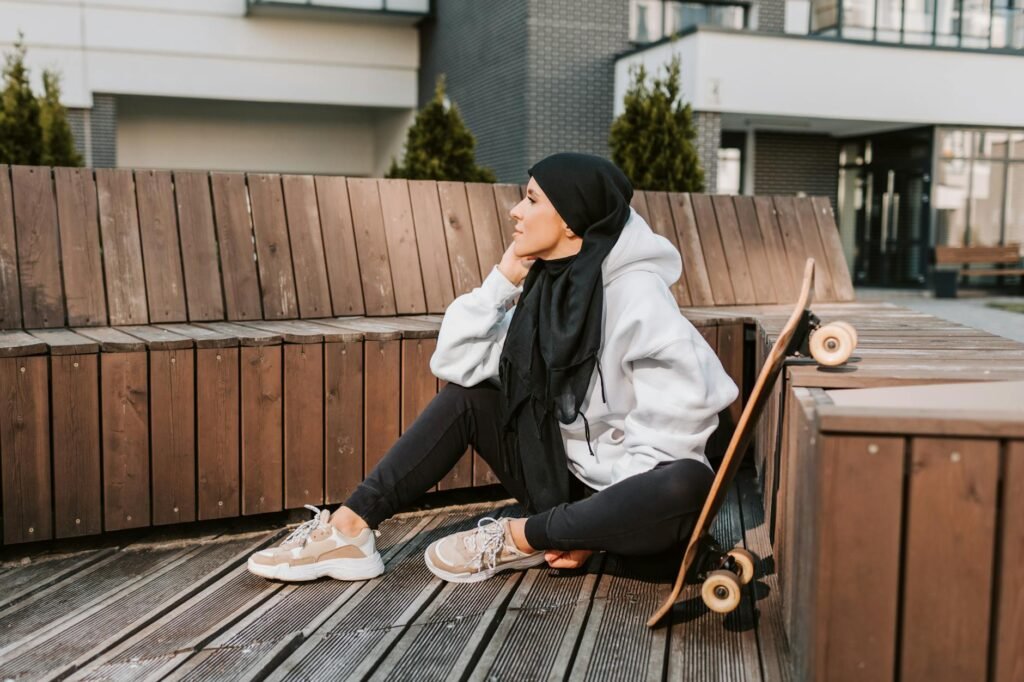 Para Moda Fitness: Tendências de academia que vão para a rua (Athleisure), o conceito une conforto esportivo e estilo casual.