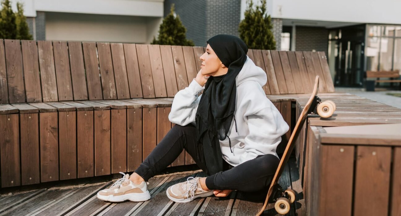 Para Moda Fitness: Tendências de academia que vão para a rua (Athleisure), o conceito une conforto esportivo e estilo casual.