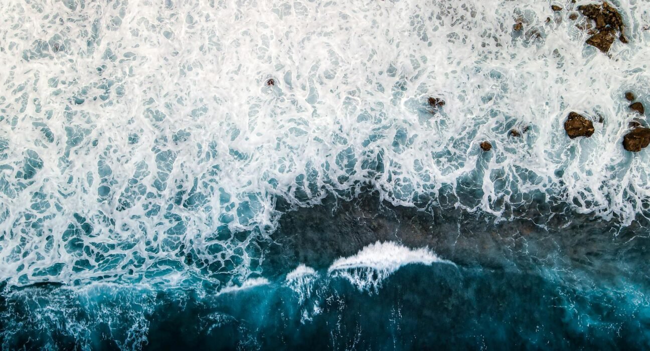 Para Moda Petit: Dicas de alongamento para mulheres baixas, é fundamental focar em proporções. Opte por peças de cintura alta