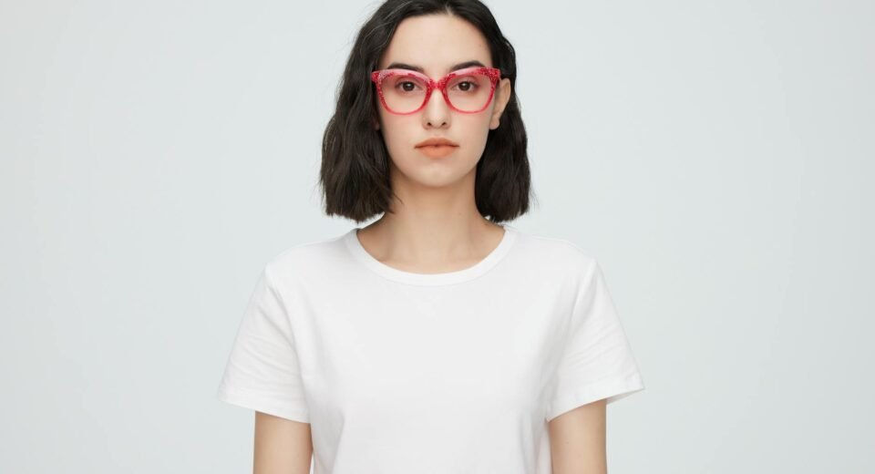 Para a Moda sem Gênero (Agender), trata-se de um movimento revolucionário que dissolve as fronteiras tradicionais do vestuári