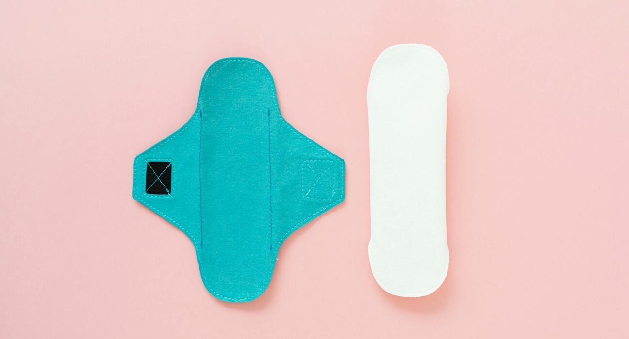 Para entender o impacto ambiental do jeans e como escolher denim sustentável, é crucial reconhecer que a produção tradicional