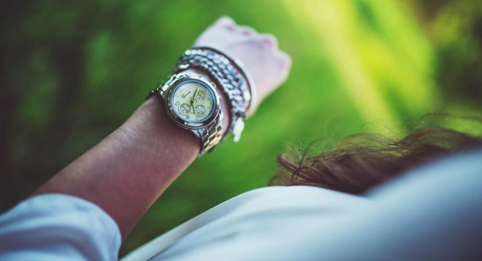 Para combinar relógios com pulseiras, considere o material, cor e estilo de ambos, buscando harmonia ou contraste intencional