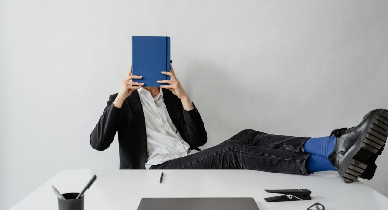 Para sapatos confortáveis para trabalhar, além do salto alto, considere modelos como sapatilhas de couro, oxfords, mocassins,