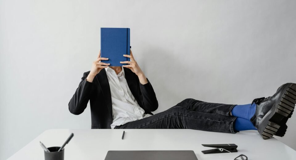 Para sapatos confortáveis para trabalhar, além do salto alto, considere modelos como sapatilhas de couro, oxfords, mocassins,