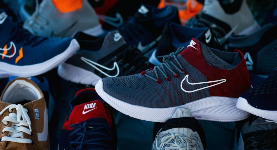 Para ter sapatos essenciais que toda mulher deve ter, um guarda-roupa versátil e elegante precisa de cinco pares-chave: o sca