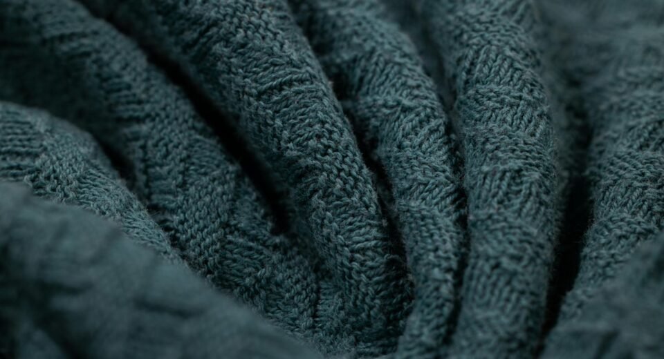 Para Tecidos de Inverno: Veludo, Tweed e Couro, estes são materiais essenciais que combinam elegância e aquecimento. O veludo