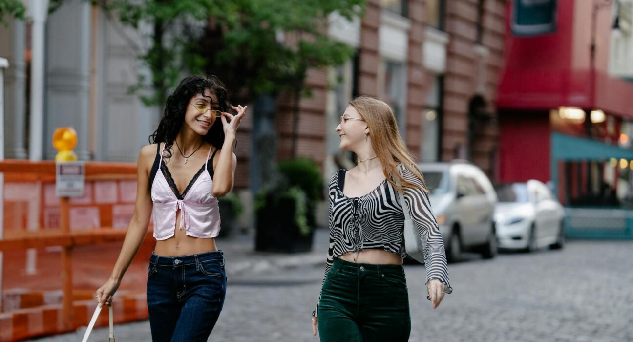 Para entender a Tendência Y2K, é crucial mergulhar no retorno da moda dos anos 2000, caracterizada por peças icônicas como ci