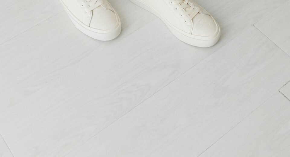 Para limpar seu tênis branco, utilize soluções adequadas ao material — bicarbonato para lona, detergente neutro para couro —