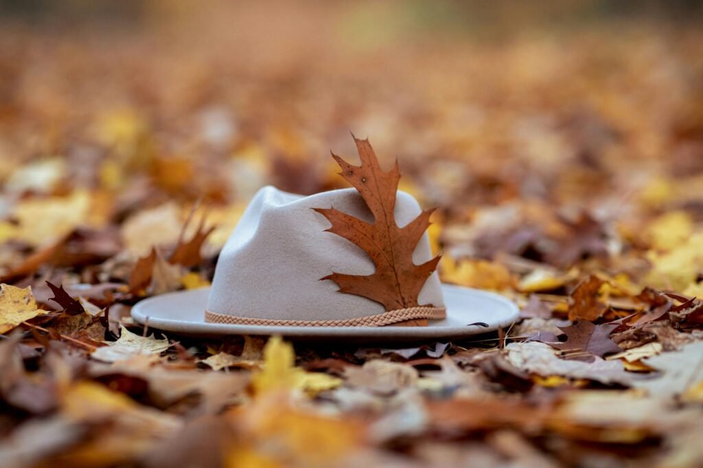 Para adaptar o look da transição trabalho para happy hour, foque em peças-chave versáteis. Adicione acessórios statement, tro