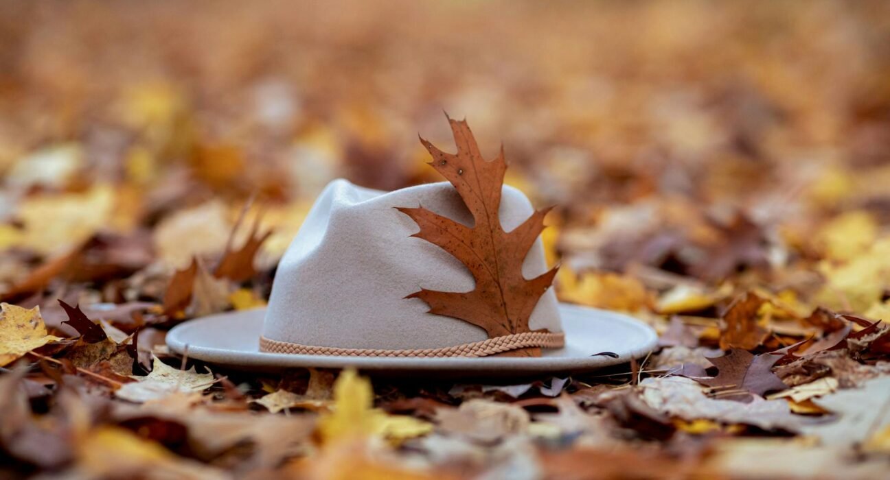 Para adaptar o look da transição trabalho para happy hour, foque em peças-chave versáteis. Adicione acessórios statement, tro