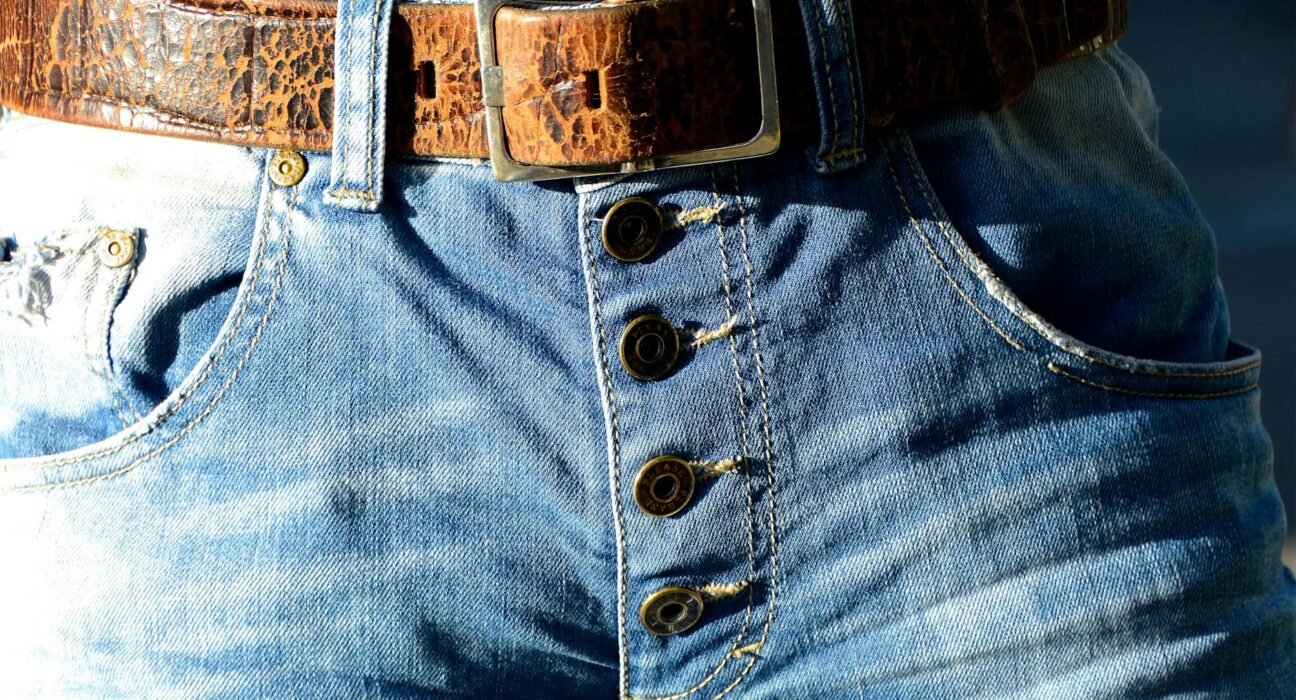 Para dominar truques de styling como dobrar mangas, barras e usar cintos, comece entendendo a proporção do seu corpo e a form