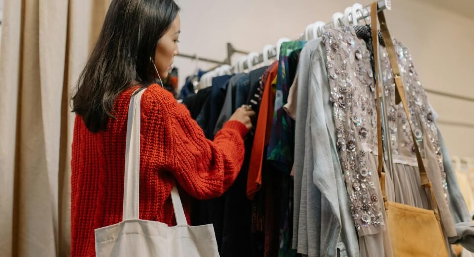Para Upcycling na Moda, trata-se da prática de transformar roupas velhas, usadas ou sem uso em novas peças com maior valor es