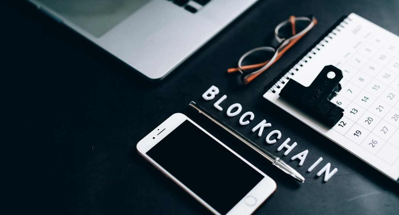 Blockchain Além das Criptomoedas: Como a Tecnologia Está Transformando Indústrias e o Futuro — como a blockchain está mudando