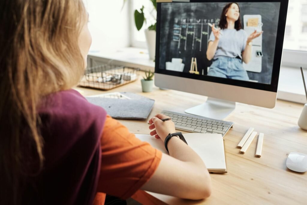 A Revolução Silenciosa: Como a Educação Online Redefiniu o Aprendizado no Brasil — como a educação online transformou o apren