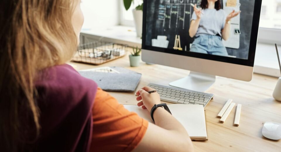 A Revolução Silenciosa: Como a Educação Online Redefiniu o Aprendizado no Brasil — como a educação online transformou o apren