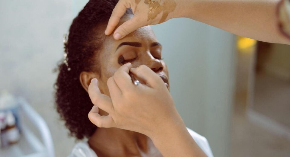 Base Impecável: O Guia Definitivo para uma Pele Perfeita o Dia Todo — como aplicar base no rosto para durar o dia todo | Espa