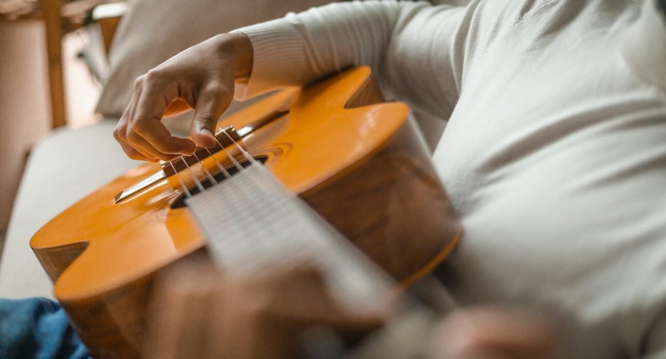 Como aprender a tocar violão do zero em casa — como aprender a tocar violão do zero em casa | Espaco Fashion