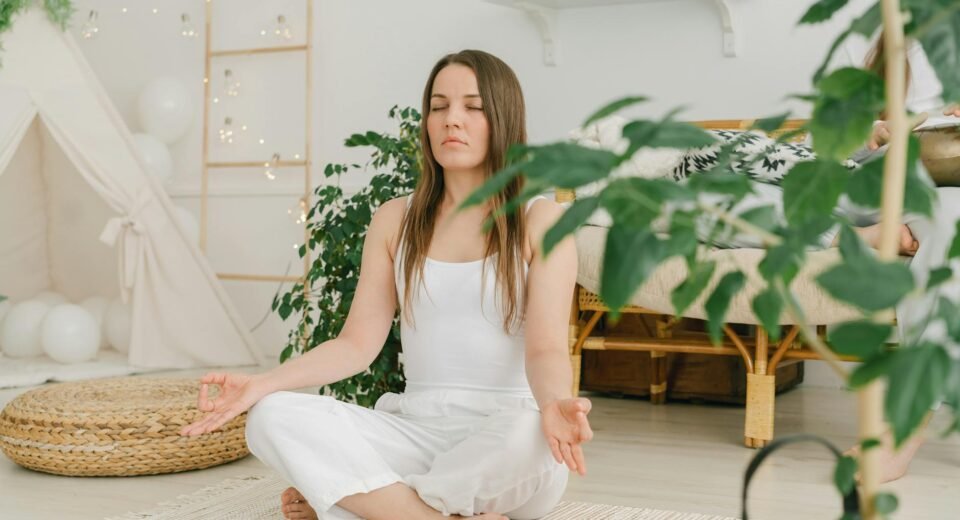 Meditação em Casa: O Guia Definitivo para Iniciantes Começarem com Maestria — como começar a praticar meditação em casa | Esp