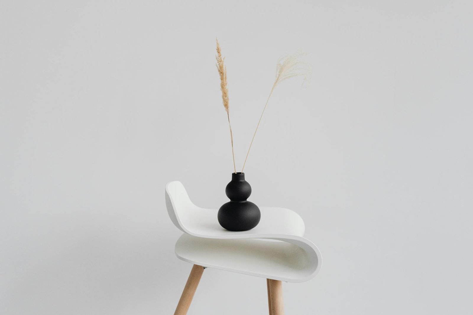 Minimalismo em Ascensão: Como a Simplicidade Redefine Tendências de Consumo e Estilo de Vida — como o minimalismo está influe
