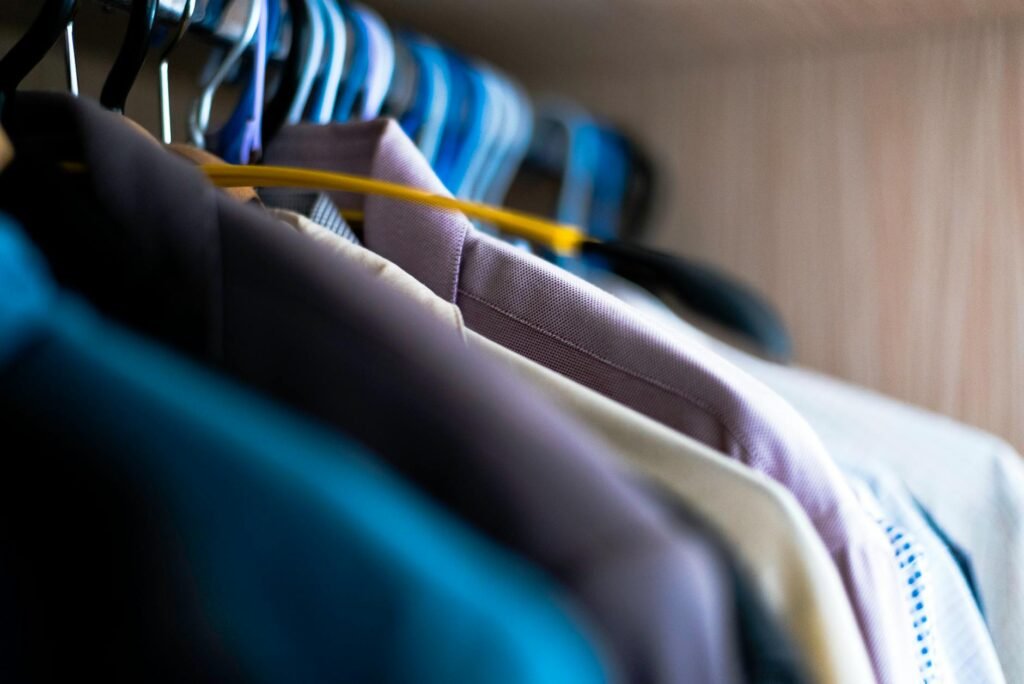 Guarda-Roupa Pequeno: O Guia Definitivo para Organizar de Forma Inteligente e Maximizar Espaço — como organizar guarda-roupa