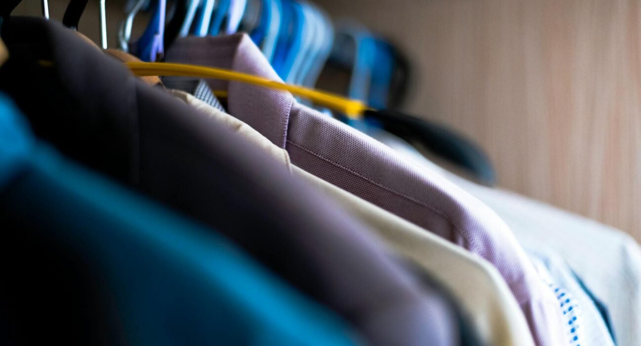 Guarda-Roupa Pequeno: O Guia Definitivo para Organizar de Forma Inteligente e Maximizar Espaço — como organizar guarda-roupa