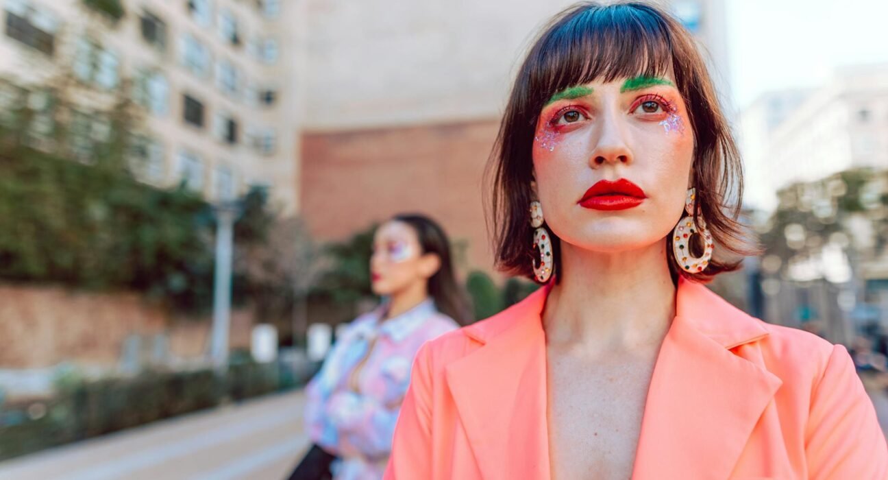 Cores Vibrantes: O Guia Definitivo para um Look Impactante sem Exageros — como usar cores vibrantes sem exagerar no look | Es