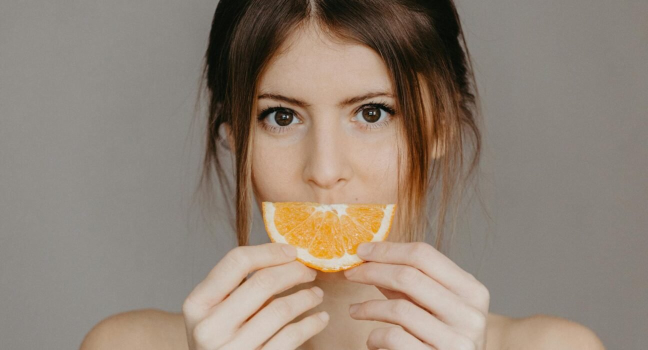 Vitamina C no Rosto: O Guia Definitivo para Clarear Manchas e Renovar Sua Pele — como usar vitamina c no rosto para clarear m